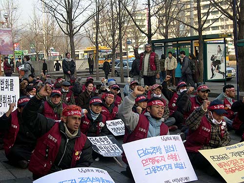 1월 30일 오후 2시, 광화문 세종문화회관앞에서 100 여명의 이주노동자들이 법무부 장관 면담 거절에 항의하는 시위를 하고 있다. 